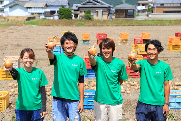 淡路島玉ねぎ蜜玉の生産者2525ファームスタッフ写真