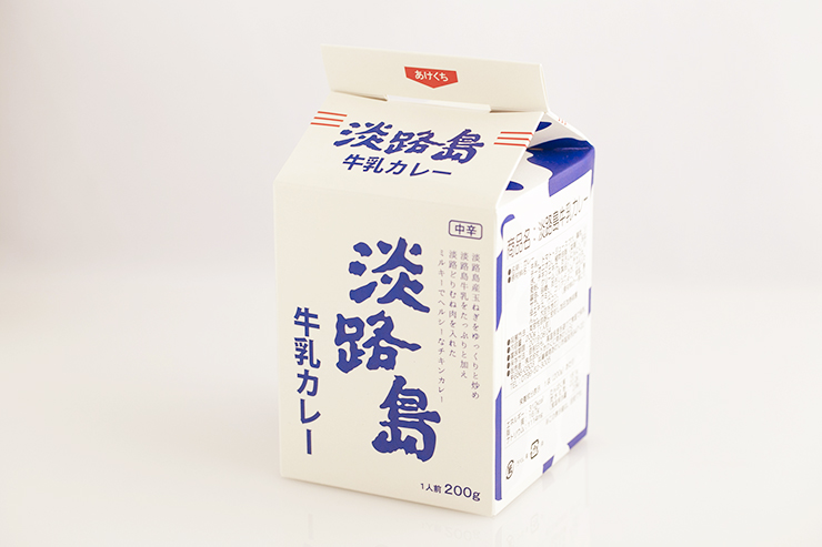 売れています！／淡路島牛乳型パッケージの淡路島牛乳カレー。化学調味料不使用のミルキーでヘルシーなチキンカレー。  うずのくに