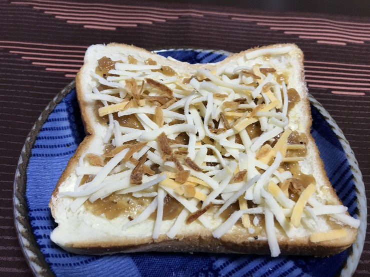 クレイジーオニオンジャムのチーズトースト