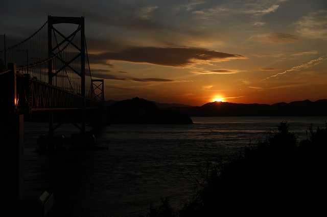 鳴門海峡と夕日