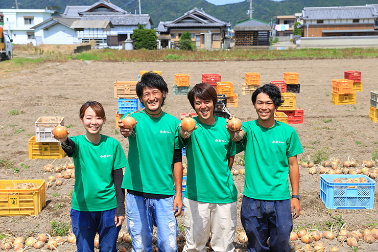 淡路島玉ねぎ　蜜玉の生産者2525ファームのメンバー